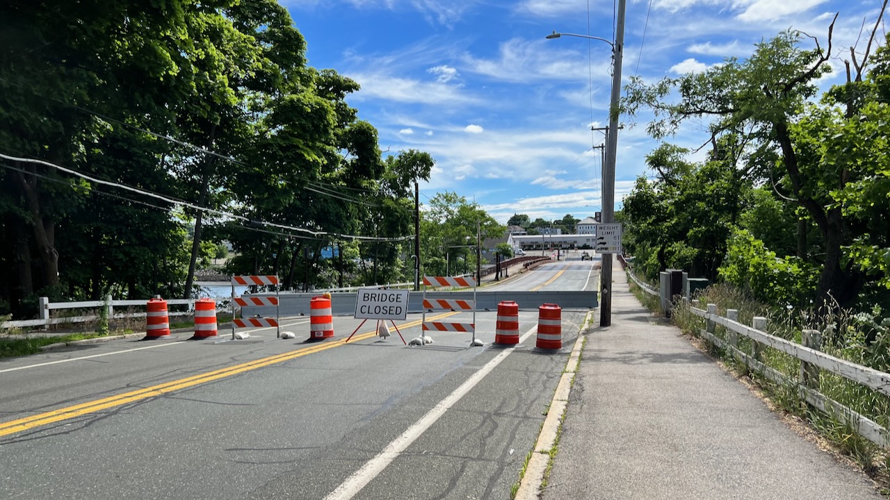 Picture of the closed bridge.